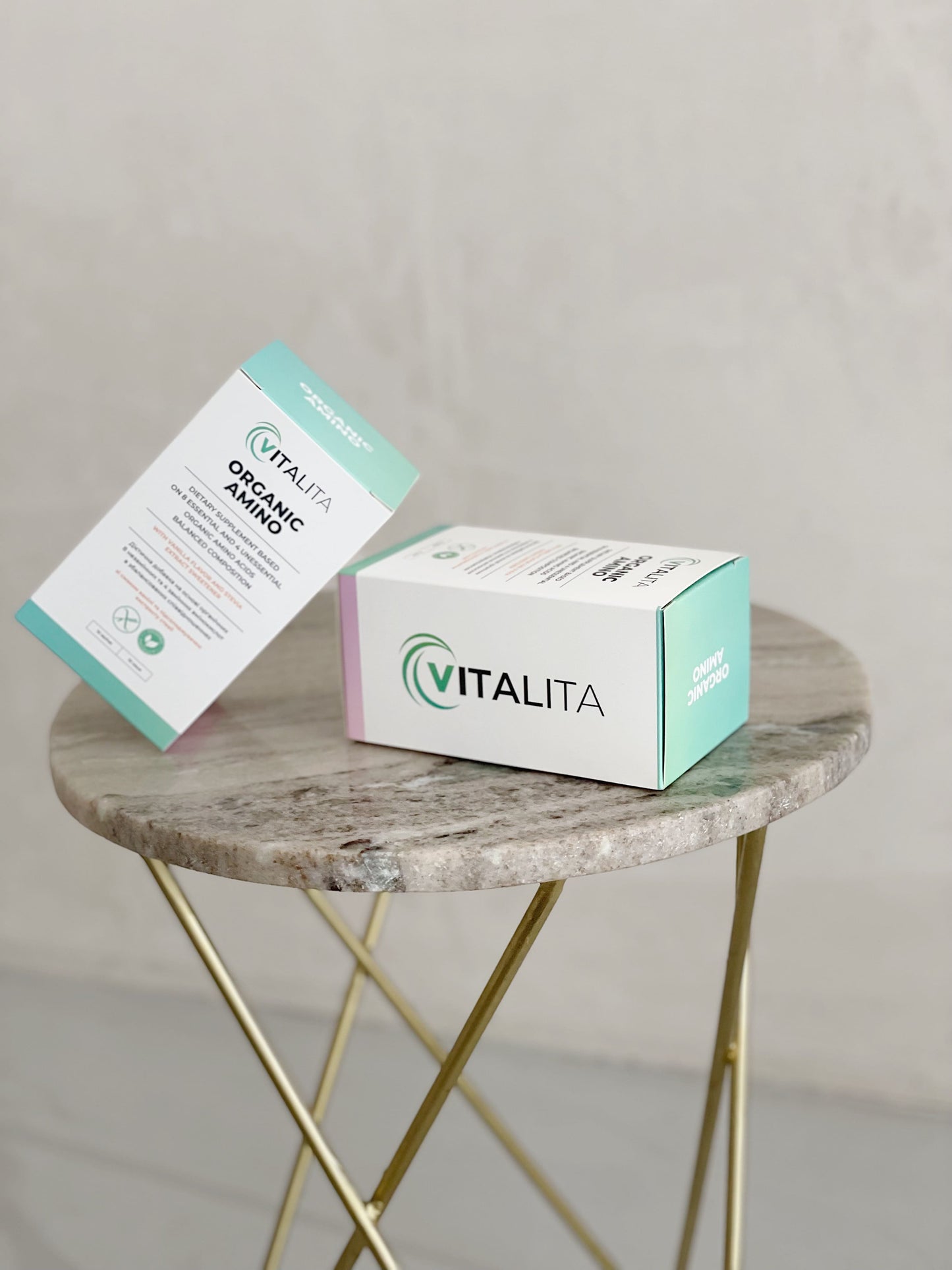 Amino acids / амінокислоти VITALITA Organic Amino на столі / on the table